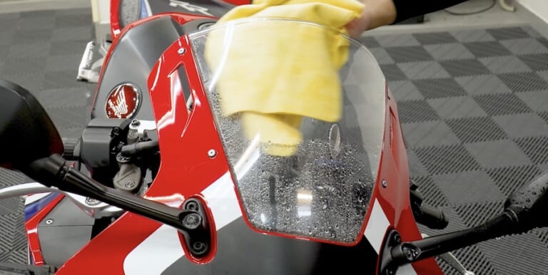 シュアラスター洗車図鑑｜ホンダ「CBR600RR」｜洗車図鑑【車種別バイクの洗い方教えます】ミドル級スーパースポーツの本格派・ホンダCBR600RR編