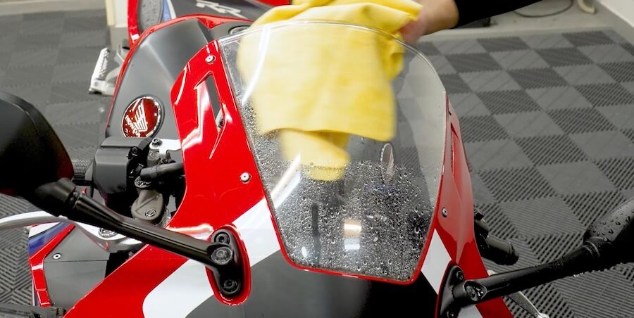 シュアラスター洗車図鑑｜ホンダ「CBR600RR」｜洗車図鑑【車種別バイクの洗い方教えます】ミドル級スーパースポーツの本格派・ホンダCBR600RR編