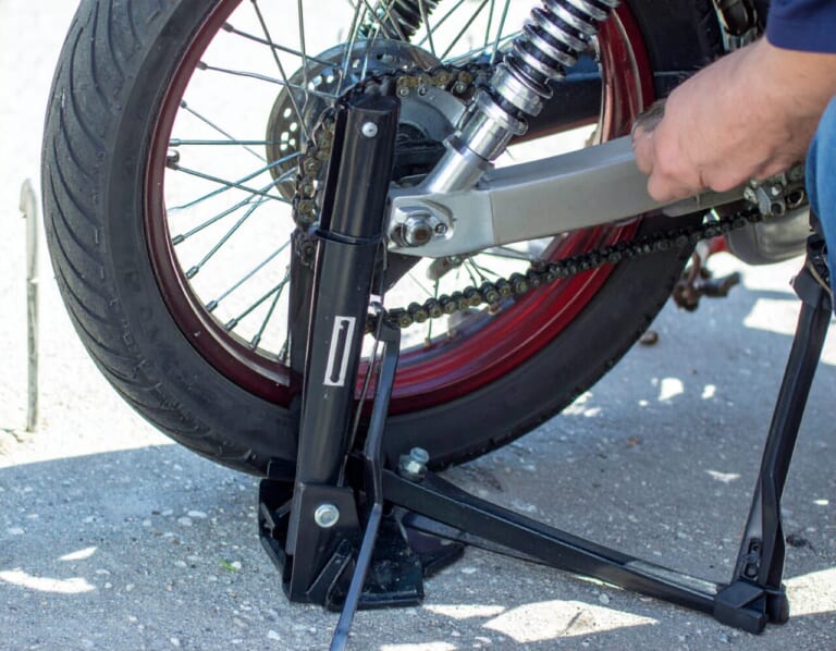 バイク初心者の救世主! コンパクト収納＆250kg対応の簡易スタンドが優秀すぎた