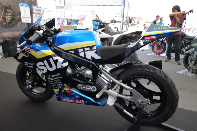 スズキ｜CNチャレンジミニ｜鈴鹿8耐｜2025｜鈴鹿8耐“GPスクエア”のスズキブースには新型GSX-R1000Rなど未発売モデルがズラリ！ CNチャレンジミニ号もあって未来への期待しかない！
