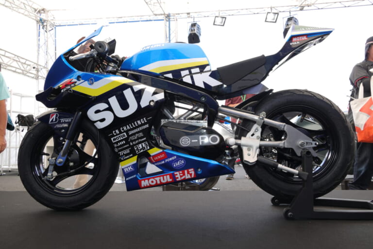 スズキ｜CNチャレンジミニ｜鈴鹿8耐｜2025｜鈴鹿8耐“GPスクエア”のスズキブースには新型GSX-R1000Rなど未発売モデルがズラリ！ CNチャレンジミニ号もあって未来への期待しかない！