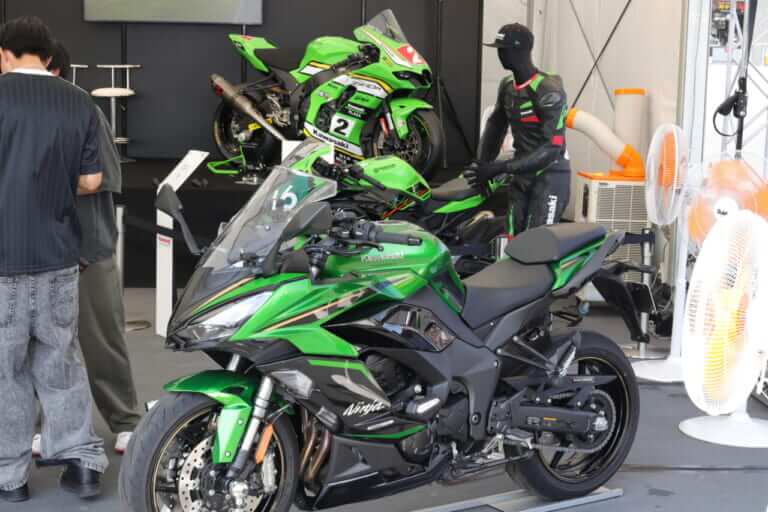鈴鹿8耐|カワサキブース|2025|鈴鹿8耐“GPスクエア”カワサキブースでは「Ninja ZX-6R」が当たるプレゼントキャンペーン! 跨り可能な最新機種もあるぞ!