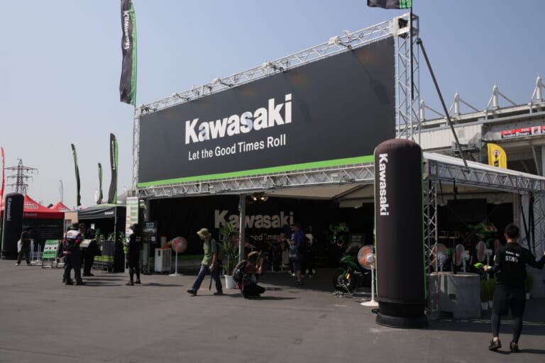 鈴鹿8耐|カワサキブース|2025|鈴鹿8耐“GPスクエア”カワサキブースでは「Ninja ZX-6R」が当たるプレゼントキャンペーン! 跨り可能な最新機種もあるぞ!