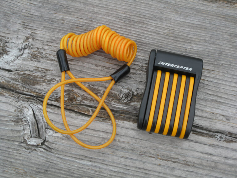 専用ロック|【決定版】バイクツーリング持ち物リスト|日帰りから宿泊まで完全ガイド&パッキングテクニック