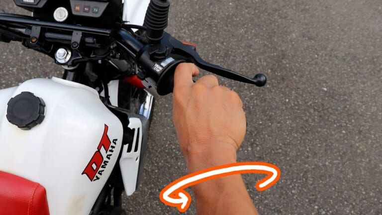 「アクセルがギクシャク…」「手首痛い…」実はそれ、アクセルの握り&回し方で解消できるかもしれないぞ|「アクセルがギクシャク…」「手首痛い…」実はそれ、アクセルの握り&回し方で解消できるかもしれないぞ