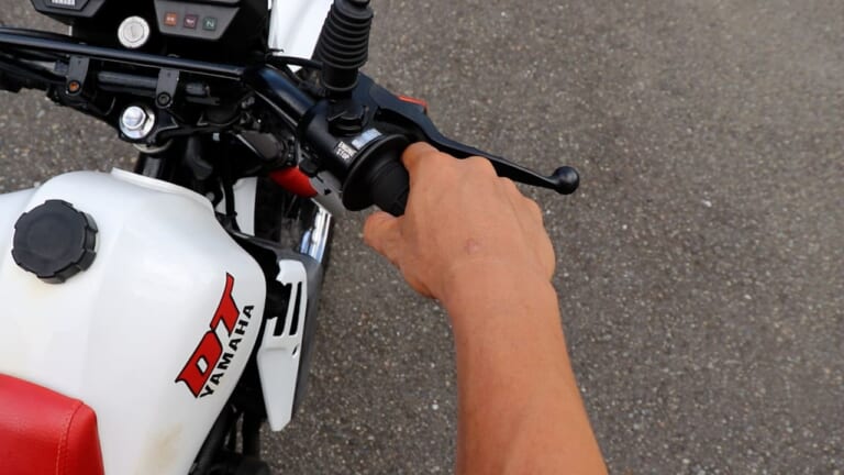 「アクセルがギクシャク…」「手首痛い…」実はそれ、アクセルの握り&回し方で解消できるかもしれないぞ|「アクセルがギクシャク…」「手首痛い…」実はそれ、アクセルの握り&回し方で解消できるかもしれないぞ