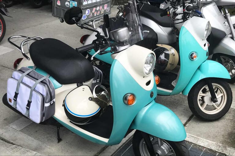 甲府駅北口のバイク駐輪場｜「ゆるキャン△」あfろ先生原作アニメ「mono」のイベント【甲府よりみち散歩道】8月18日(月)まで開催中! 特典プレゼントもあるよ