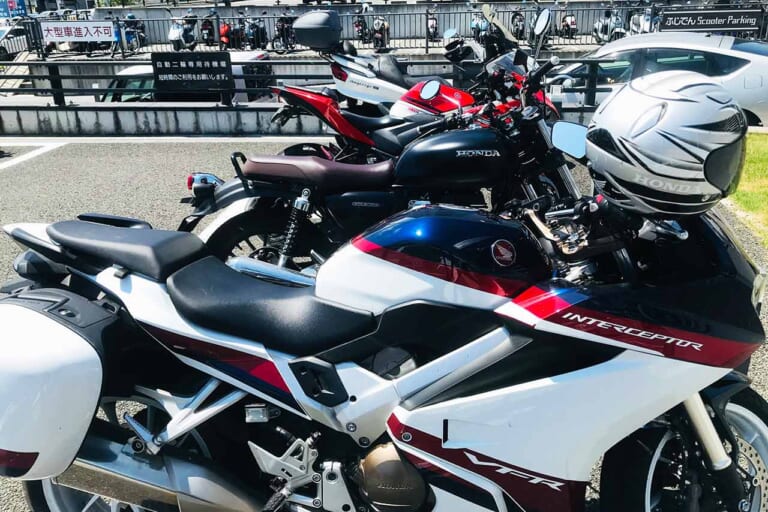 甲府駅南口の無料自動二輪専用待機所|「ゆるキャン△」あfろ先生原作アニメ「mono」のイベント【甲府よりみち散歩道】8月18日(月)まで開催中! 特典プレゼントもあるよ