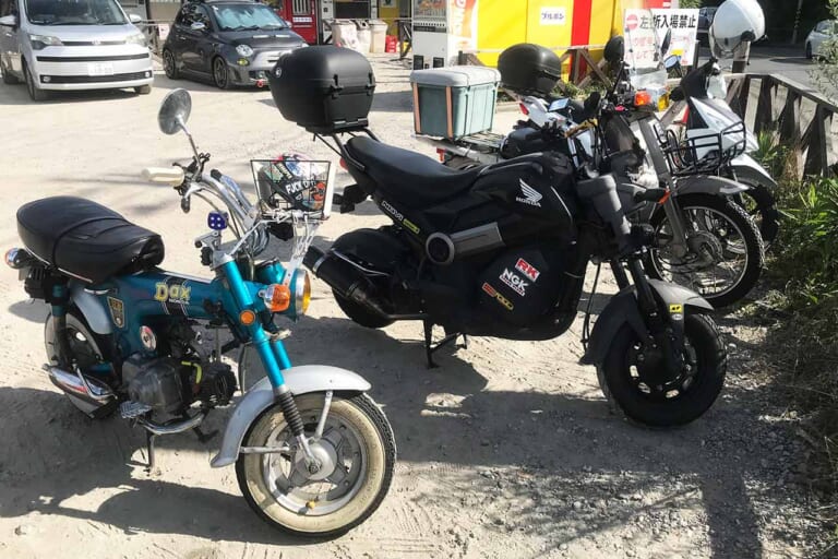『中古タイヤ市場 相模原店』バイク専用駐輪場｜「昭和レトロの聖地でタイムスリップ! 」バイクブーム世代もZ世代もハマる“懐かし自販機”100台巡り【つくろう夏の思い出】