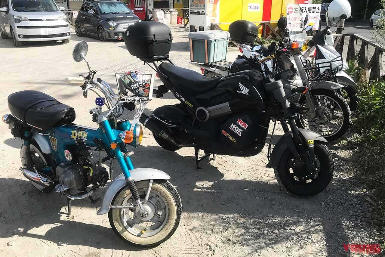『中古タイヤ市場 相模原店』バイク専用駐輪場｜「昭和レトロの聖地でタイムスリップ! 」バイクブーム世代もZ世代もハマる“懐かし自販機”100台巡り【つくろう夏の思い出】