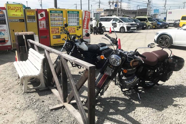 『中古タイヤ市場 相模原店』バイク専用駐輪場｜「昭和レトロの聖地でタイムスリップ! 」バイクブーム世代もZ世代もハマる“懐かし自販機”100台巡り【つくろう夏の思い出】