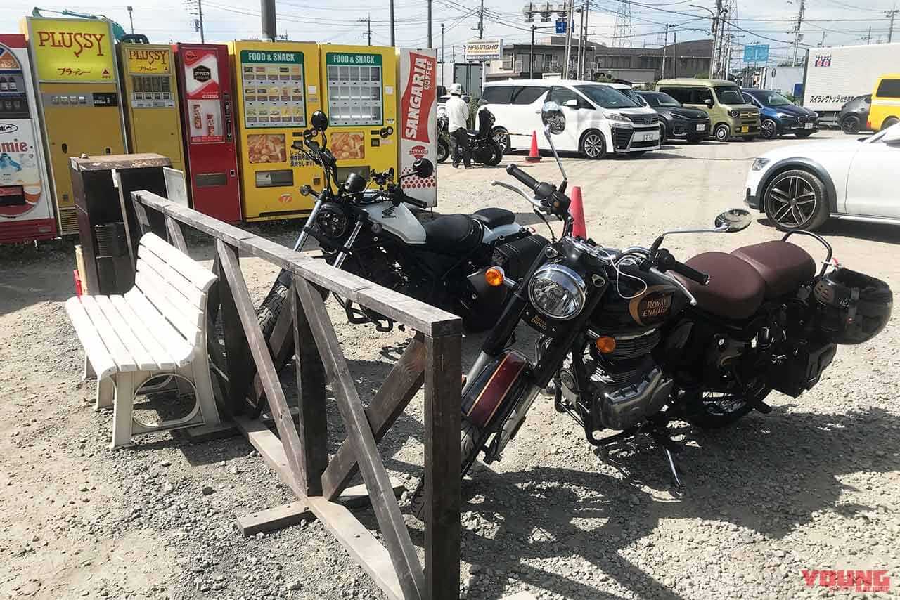 『中古タイヤ市場 相模原店』バイク専用駐輪場｜「昭和レトロの聖地でタイムスリップ! 」バイクブーム世代もZ世代もハマる“懐かし自販機”100台巡り【つくろう夏の思い出】