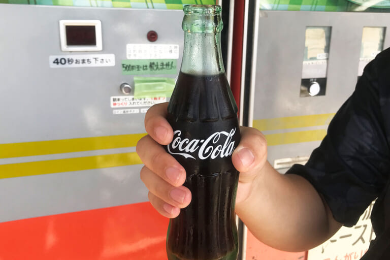 瓶のコカ・コーラ｜「昭和レトロの聖地でタイムスリップ! 」バイクブーム世代もZ世代もハマる“懐かし自販機”100台巡り【つくろう夏の思い出】