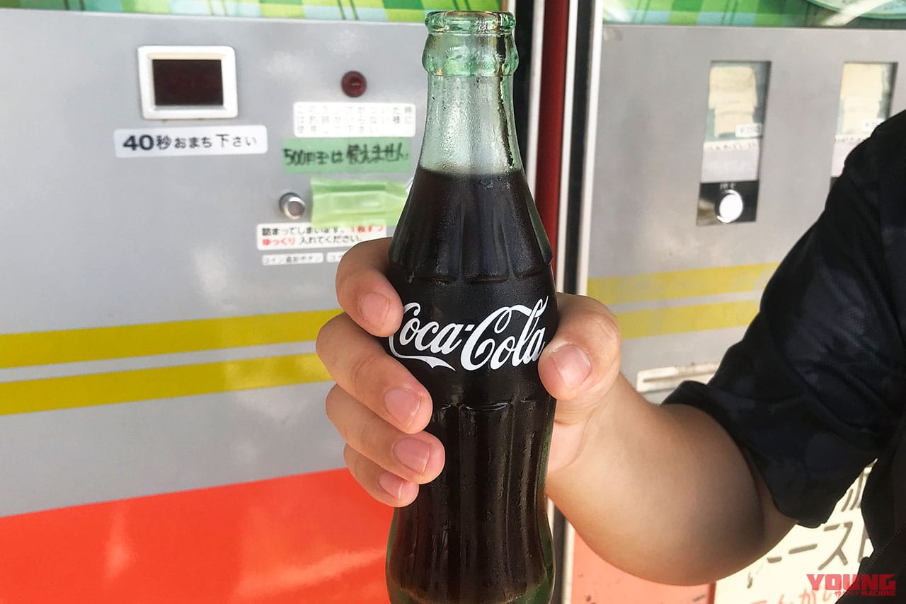 瓶のコカ・コーラ|「昭和レトロの聖地でタイムスリップ! 」バイクブーム世代もZ世代もハマる“懐かし自販機”100台巡り【つくろう夏の思い出】