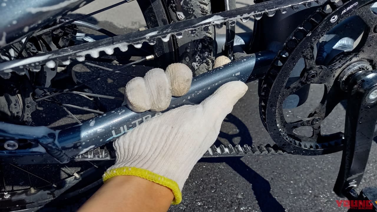 【バイク洗車の裏技】スポンジ代わりの”軍手”で洗車がクセになる理由は「愛」だった|【バイク洗車偏愛アイテム】スポンジ代わりの”軍手で洗車”がクセになるほど良すぎた件