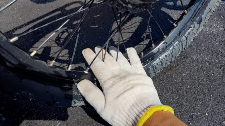 【バイク洗車の裏技】スポンジ代わりの”軍手”で洗車がクセになる理由は「愛」だった|【バイク洗車偏愛アイテム】スポンジ代わりの”軍手で洗車”がクセになるほど良すぎた件