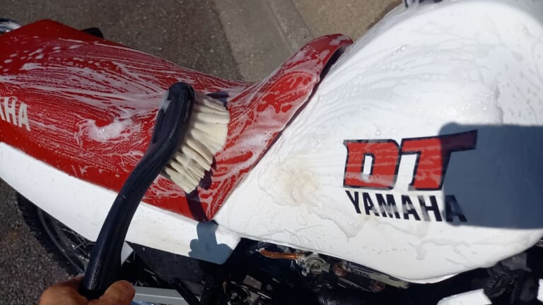 【バイク洗車の裏技】スポンジ代わりの”軍手”で洗車がクセになる理由は「愛」だった|【バイク洗車偏愛アイテム】スポンジ代わりの”軍手で洗車”がクセになるほど良すぎた件