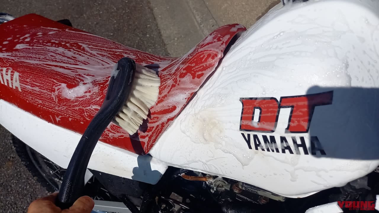 【バイク洗車の裏技】スポンジ代わりの”軍手”で洗車がクセになる理由は「愛」だった|【バイク洗車偏愛アイテム】スポンジ代わりの”軍手で洗車”がクセになるほど良すぎた件