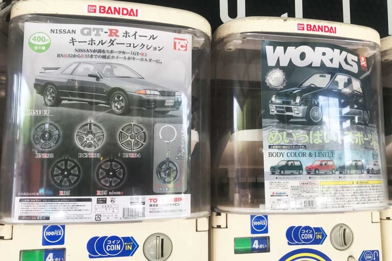 BNR32スカイラインとアルトワークスのカプセルトイ｜「昭和レトロの聖地でタイムスリップ! 」バイクブーム世代もZ世代もハマる“懐かし自販機”100台巡り【つくろう夏の思い出】