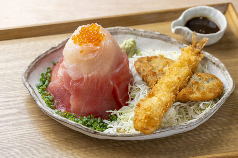 お盆ツーリングは新名所へ!! 茶畑のど真ん中に誕生した「道の駅そらっと牧之原」はライダーの胃袋を掴む食のテーマパークだ|お盆ツーリングは新名所へ!! 茶畑のど真ん中に誕生した「道の駅そらっと牧之原」はライダーの胃袋を掴む食のテーマパークだ