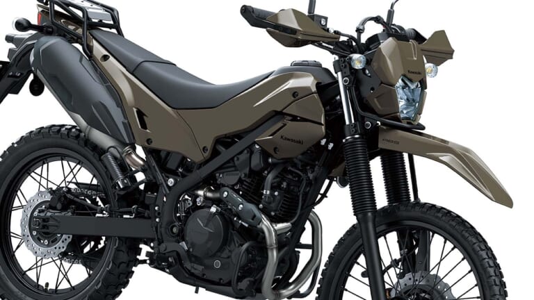 旅する4スト！ カワサキ新型モデル「KLX230 DF」登場、シェルパに後輪チューブレスやエンジンガード、リヤキャリアを追加