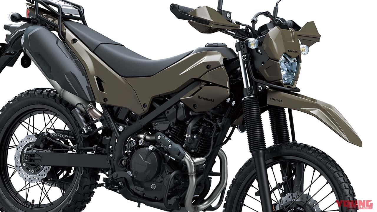 ｜旅する4スト！ カワサキ新型モデル「KLX230 DF」登場、シェルパに後輪チューブレスやエンジンガード、リヤキャリアを追加