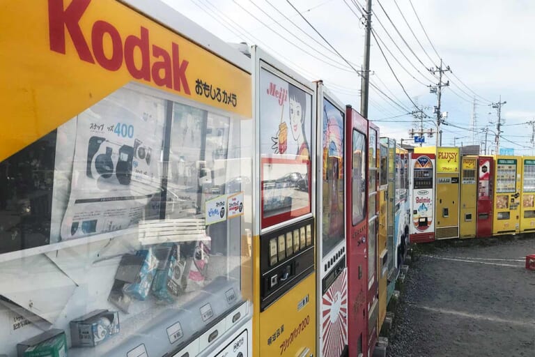 コダックのレンズ付きフィルムカメラ自販機｜「昭和レトロの聖地でタイムスリップ! 」バイクブーム世代もZ世代もハマる“懐かし自販機”100台巡り【つくろう夏の思い出】