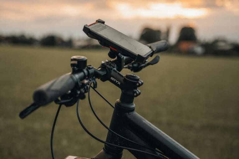 耐久性バッチリでツーリング中も安心。OLAVENTバイク用スマホホルダーがスマイルセールでお買い得【8/29〜9/4】