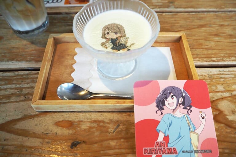 オープンカフェまるごとやまなし館｜「ゆるキャン△」あfろ先生原作アニメ「mono」のイベント【甲府よりみち散歩道】8月18日(月)まで開催中! 特典プレゼントもあるよ