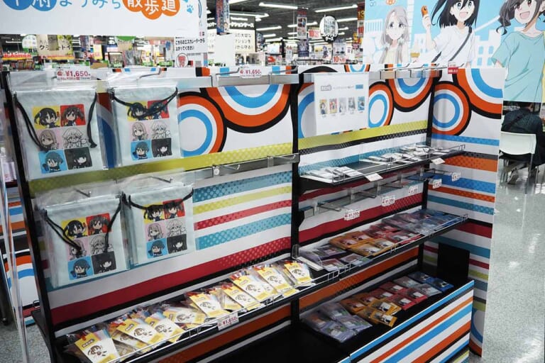 ヨドバシカメラマルチメディア甲府|「ゆるキャン△」あfろ先生原作アニメ「mono」のイベント【甲府よりみち散歩道】8月18日(月)まで開催中! 特典プレゼントもあるよ