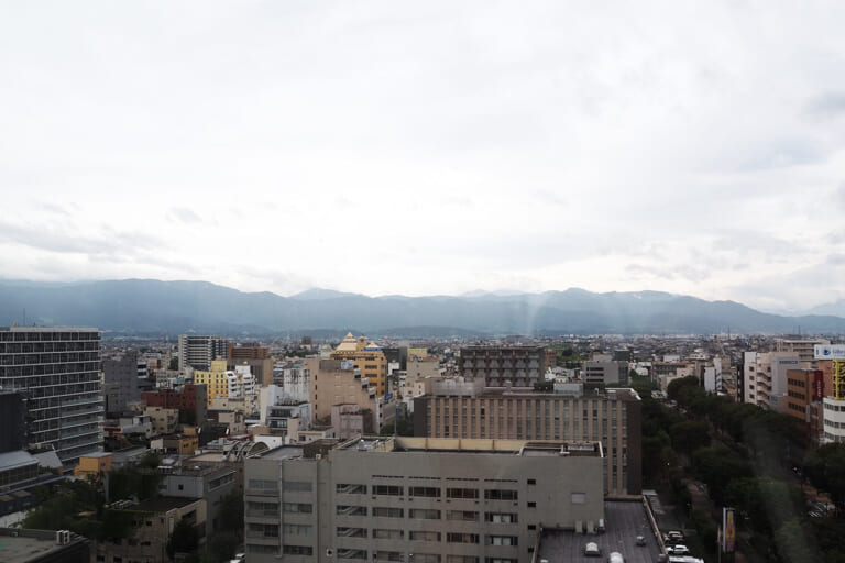 甲府市役所 展望ロビー|「ゆるキャン△」あfろ先生原作アニメ「mono」のイベント【甲府よりみち散歩道】8月18日(月)まで開催中! 特典プレゼントもあるよ