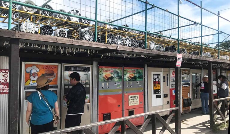 「昭和レトロの聖地でタイムスリップ! 」バイクブーム世代もZ世代もハマる“懐かし自販機”100台巡り【つくろう夏の思い出】