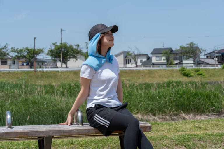 ベルモンド ふりふり冷感シリーズ|猛暑アスファルト地獄を乗り越えろ! 「ふりふり冷感シリーズ」が夏ツーリングを快適にする【ポンチョ/フードタオル/タオル】