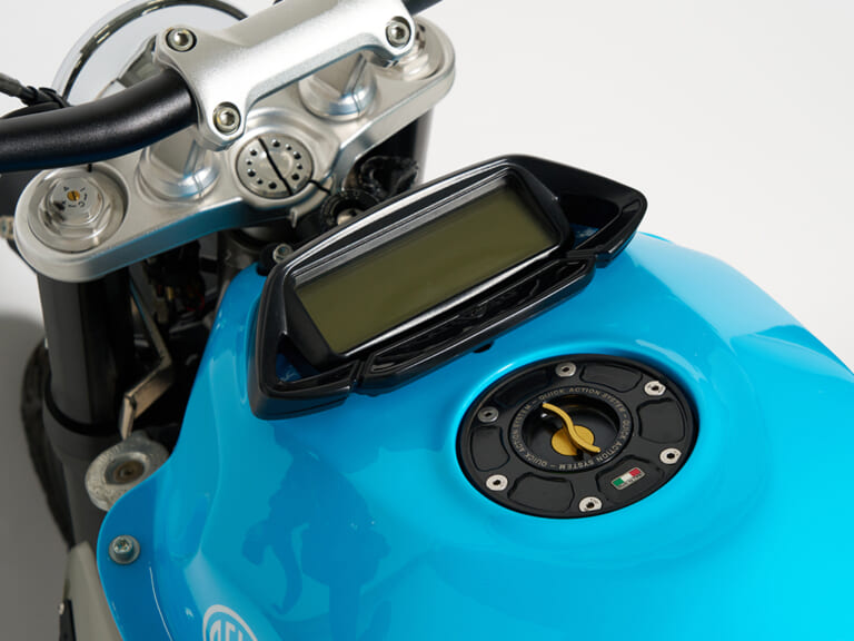 DEUS EX MACHINA Blucita|【デウス原宿】走る芸術作品! MVアグスタベース「Blucita」を含むカスタムバイク3台が期間限定展示中