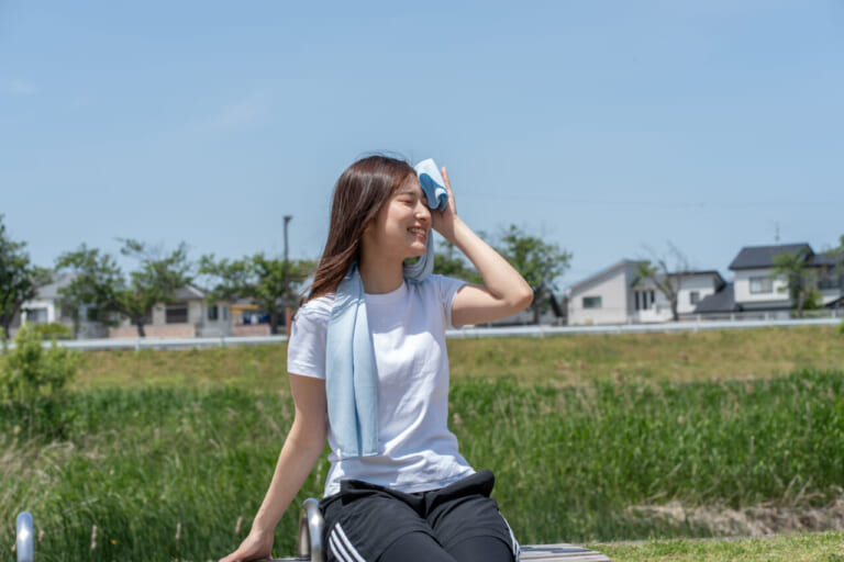 ベルモンド ふりふり冷感シリーズ|猛暑アスファルト地獄を乗り越えろ! 「ふりふり冷感シリーズ」が夏ツーリングを快適にする【ポンチョ/フードタオル/タオル】