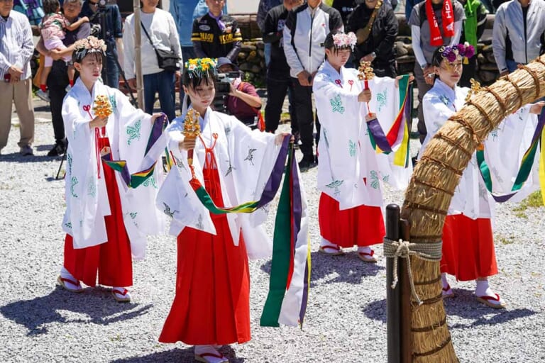 巫女による浦安の舞|【バイクツーリング】車山高原・単車神社で交通安全祈願! 「例大祭・交通安全祈年祭開催」ビーナスラインのスタンプラリーもあるぞ