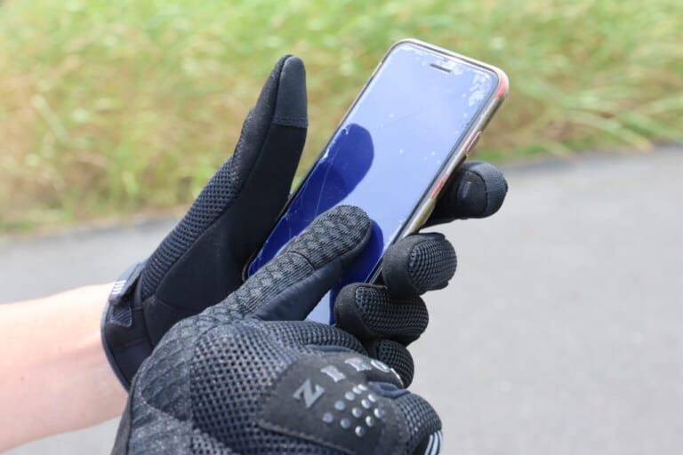 スマートフォンにも対応|コスパ最強! メッシュグローブ『ゼロスグラブエア』が残夏ツーリングの必須アイテムなワケ
