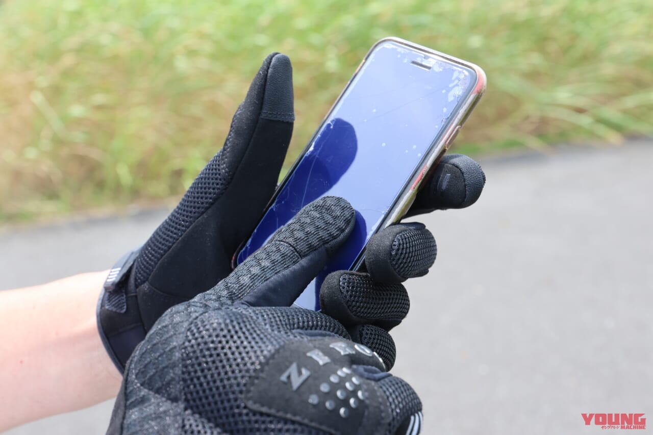 スマートフォンにも対応｜コスパ最強! メッシュグローブ『ゼロスグラブエア』が残夏ツーリングの必須アイテムなワケ