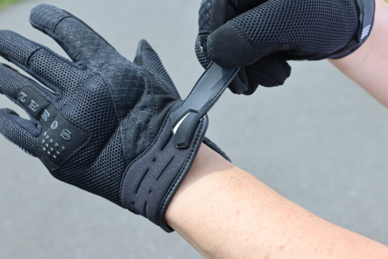 早3シーズン目|コスパ最強! メッシュグローブ『ゼロスグラブエア』が残夏ツーリングの必須アイテムなワケ