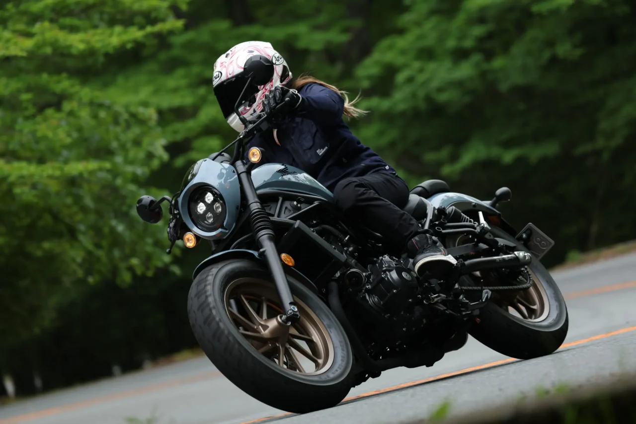 Honda Rebel 250 S Edition E-Clutch｜レーシング女子・岡崎静夏、Honda Rebel 250 S Edition E-Clutchに乗る「ライダーを選ばない究極フレンドリーバイク」