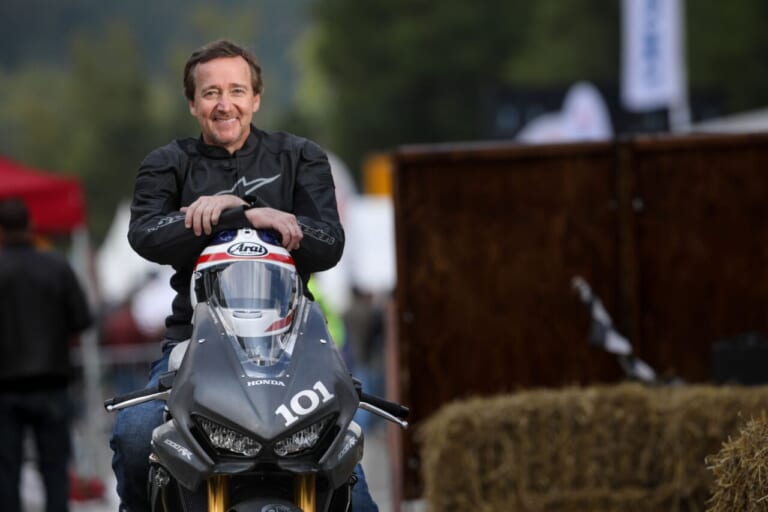 フレディ・スペンサー氏｜フレディ・スペンサーがCB1000Fを語る!「ホンダ ホームカミング熊本2025」開催 | GP500&250ダブルチャンピオン車展示&トークショーも