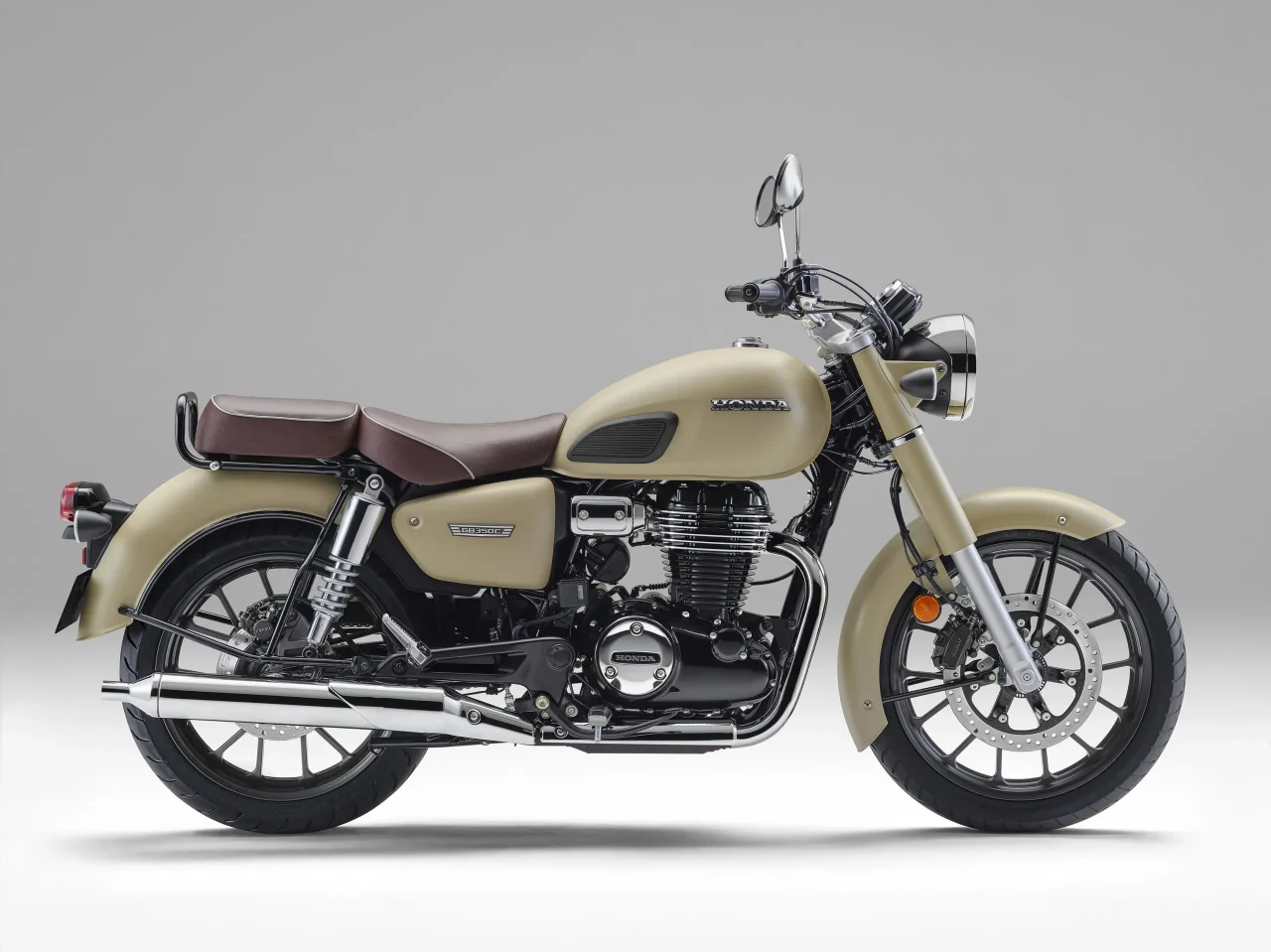 ホンダGB350C マットサンドストームベージュ｜2025モデル「ホンダGB350C」が“突き抜け”カラーに。これまで以上に“新車で買えるバイク”だと思えない!?【Honda2025新車ニュース】