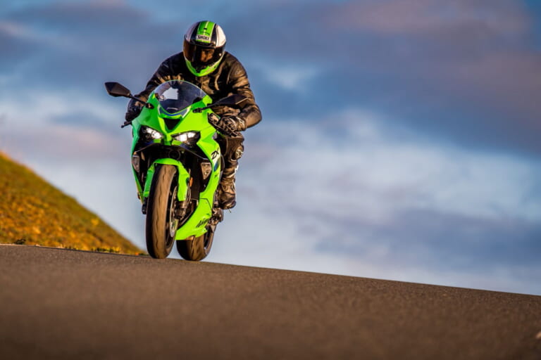 カワサキ｜ニンジャZX-6R｜北米仕様｜2026年モデル｜2026年は白×金が目玉?! カワサキ4気筒スーパースポーツ「ニンジャZX-6R」「ニンジャZX-4R」の2026年モデル発表【北米】