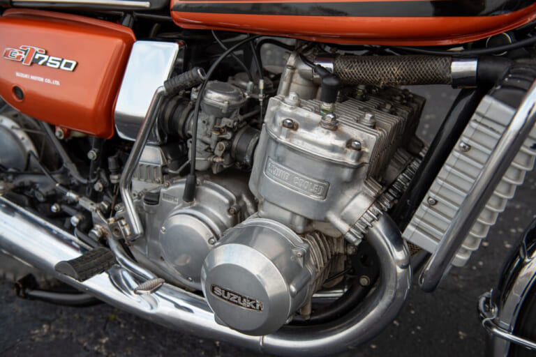 2ストローク3気筒エンジン|スズキGT750「水牛」はなぜ欧米で人気?世界初の”全水冷”ナナハンが今も愛される理由