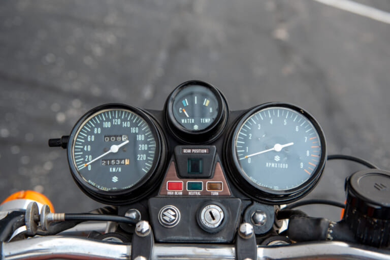 センターに水温計|スズキGT750「水牛」はなぜ欧米で人気?世界初の”全水冷”ナナハンが今も愛される理由