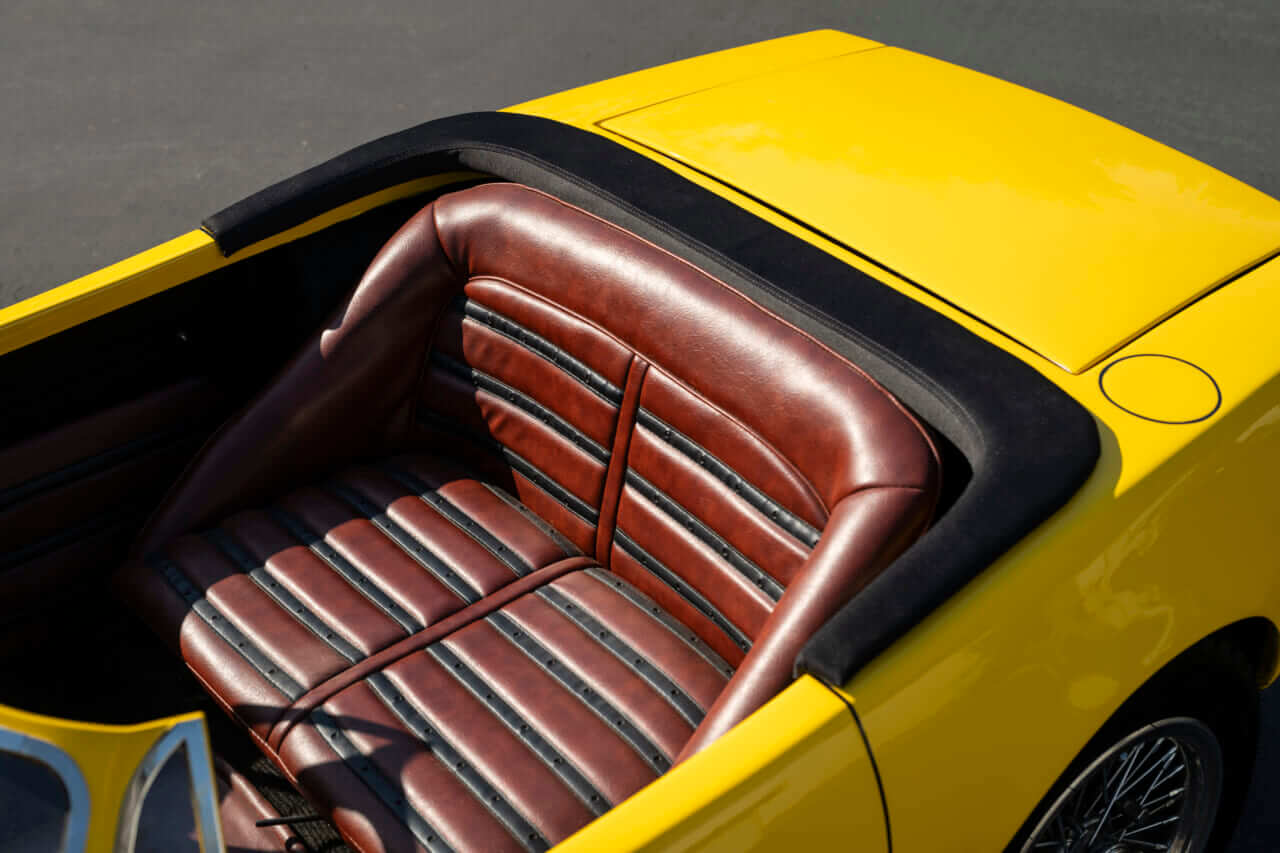 レザーのステッチ｜【憧れのスーパーカー】フェラーリ、ポルシェも！大人も欲しくなる「ジュニアカー」が本気すぎる
