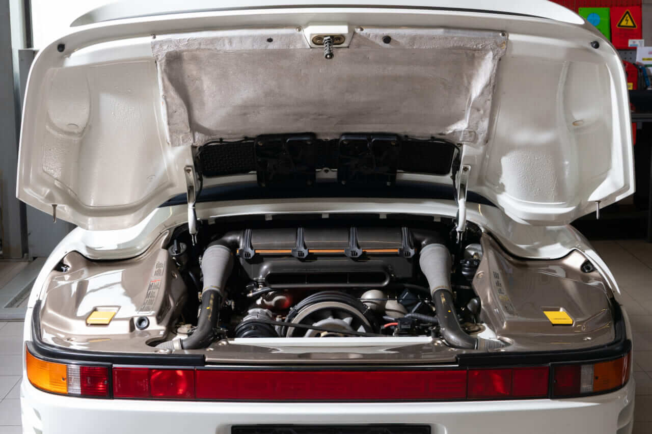 エンジンルーム内｜世界で唯一？ 事故車のポルシェ959が2億円超えの「幻のスピードスター」として蘇るまで