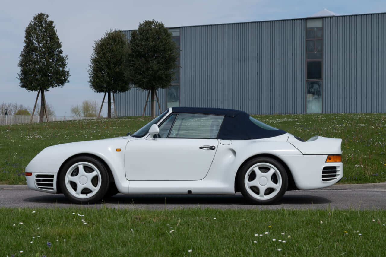 ソフトトップ｜世界で唯一？ 事故車のポルシェ959が2億円超えの「幻のスピードスター」として蘇るまで