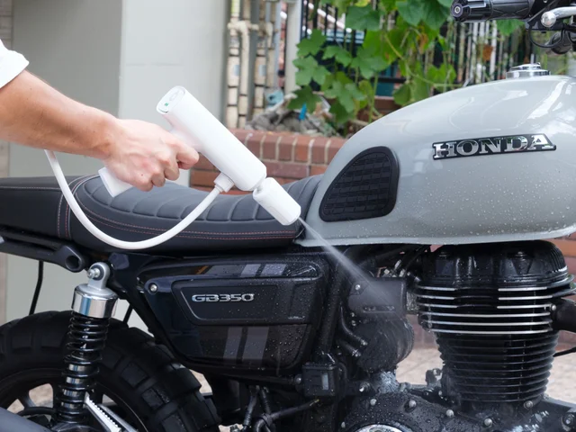 SPICERR ポケッタブル高圧洗浄機 SWU-201 ｜オートバイ用品メーカー、サイン・ハウスの人気ブランド “SPICERR”各種メディアで話題のポケッタブル高圧洗浄機に、新色マットホワイトが登場