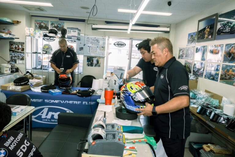 レーシングサービスの作業風景|「とにかく乾かす!」「汗と皮脂が生地を痛める」ヘルメットの日常メンテナンスについてアライレーシングサービスに聞く【残暑も油断大敵】